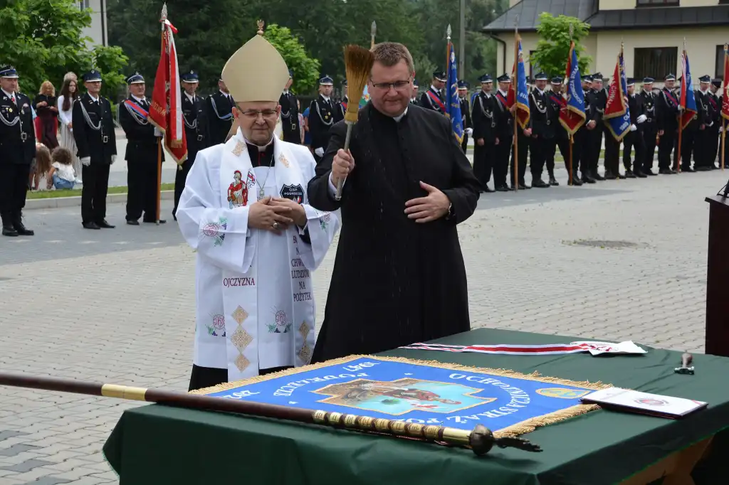W kościele parafialnym w Świniarsku poświęcono i nadano sztandar OSP Podrzecze