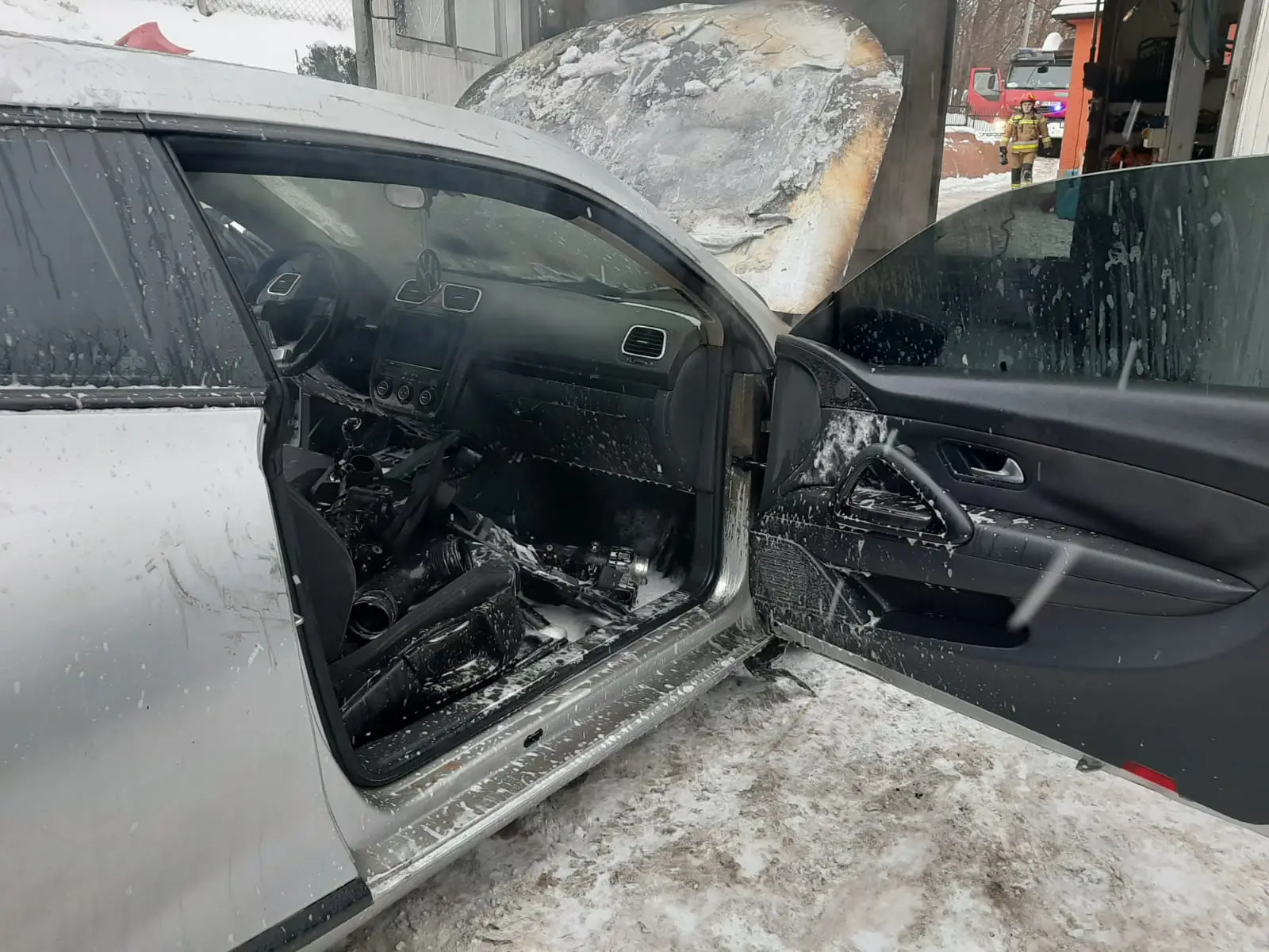 Nowy Sącz ul. Librantowska: Pożar samochodu osobowego. Spaleniu uległa komora silnika