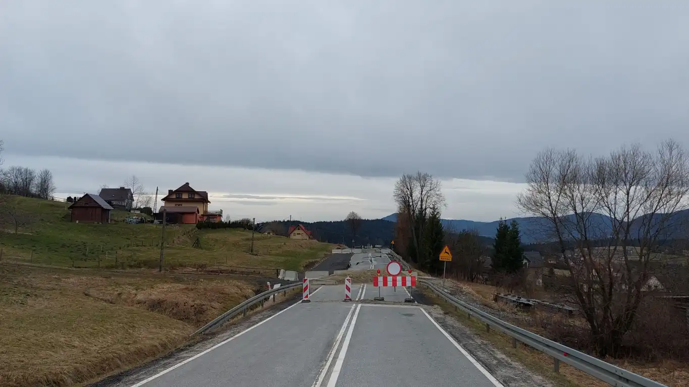 GDDKiA zaczyna naprawę dk 28 w Kasinie Wielkiej, która została uszkodzona przez osuwisko