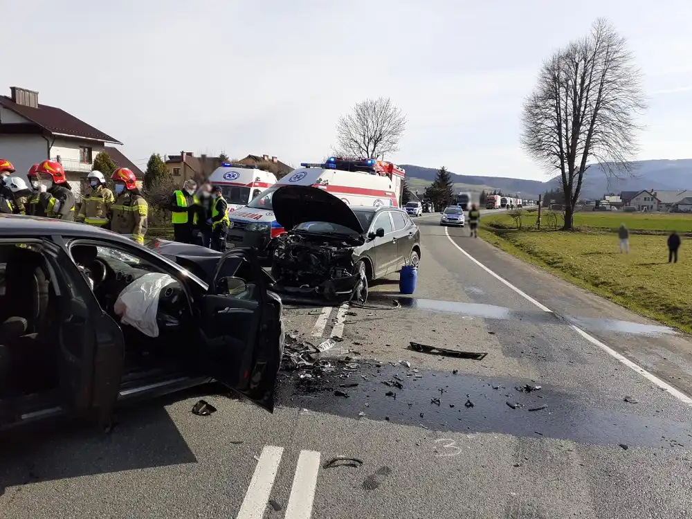 Wypadek w Łososinie Dolnej. Sześć osób poszkodowanych. Na miejsce wezwano śmigłowiec LPR