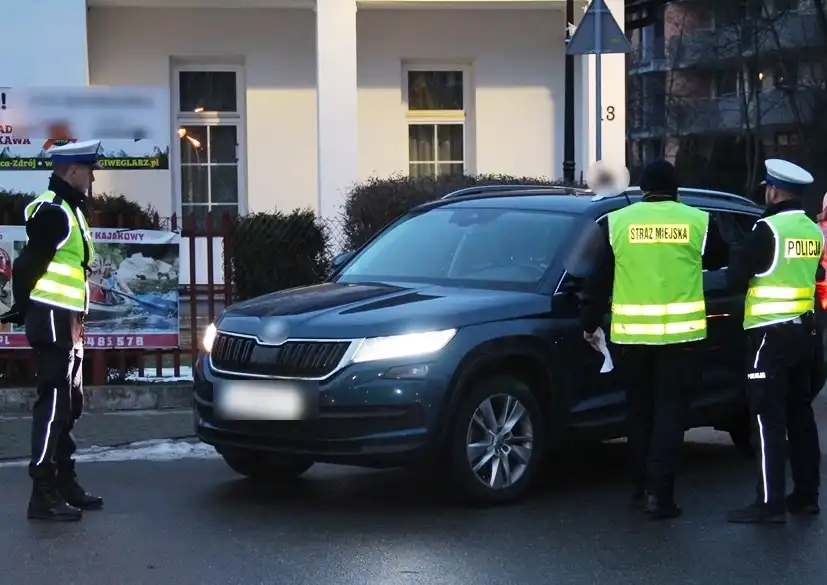 Policjanci dbali o bezpieczeństwo podczas turnieju hokejowego w Krynicy-Zdroju