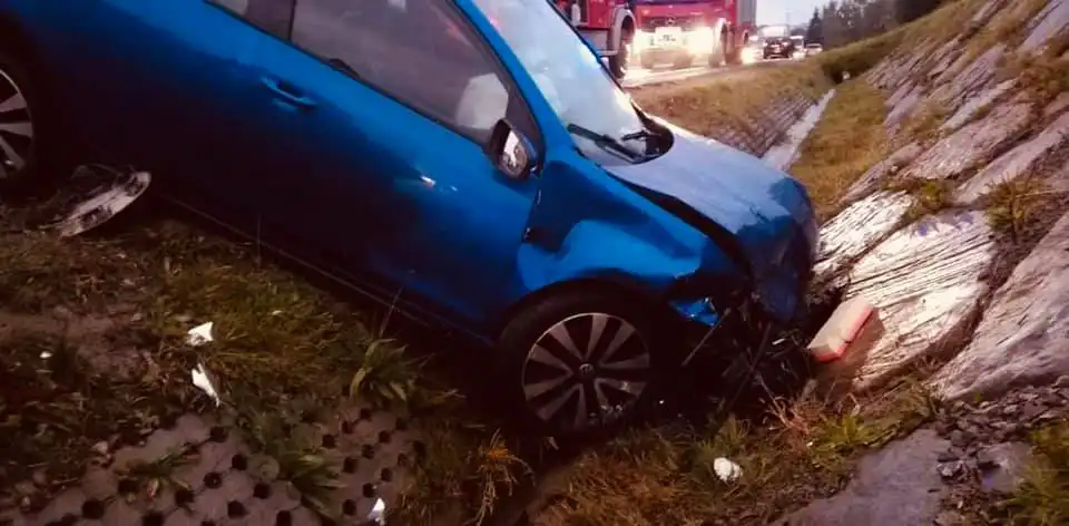 Kraksa na DK28 w Starej Wsi. Jedna osoba poszkodowana