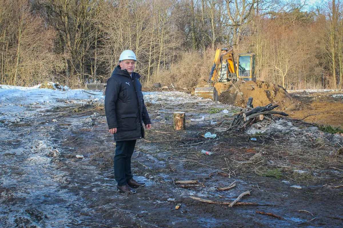 Drzewa wycięte, fundamenty starej stolarni usuwane. W Jankowej trwają przygotowania do budowy Centrum Opiekuńczo-Mieszkalnego
