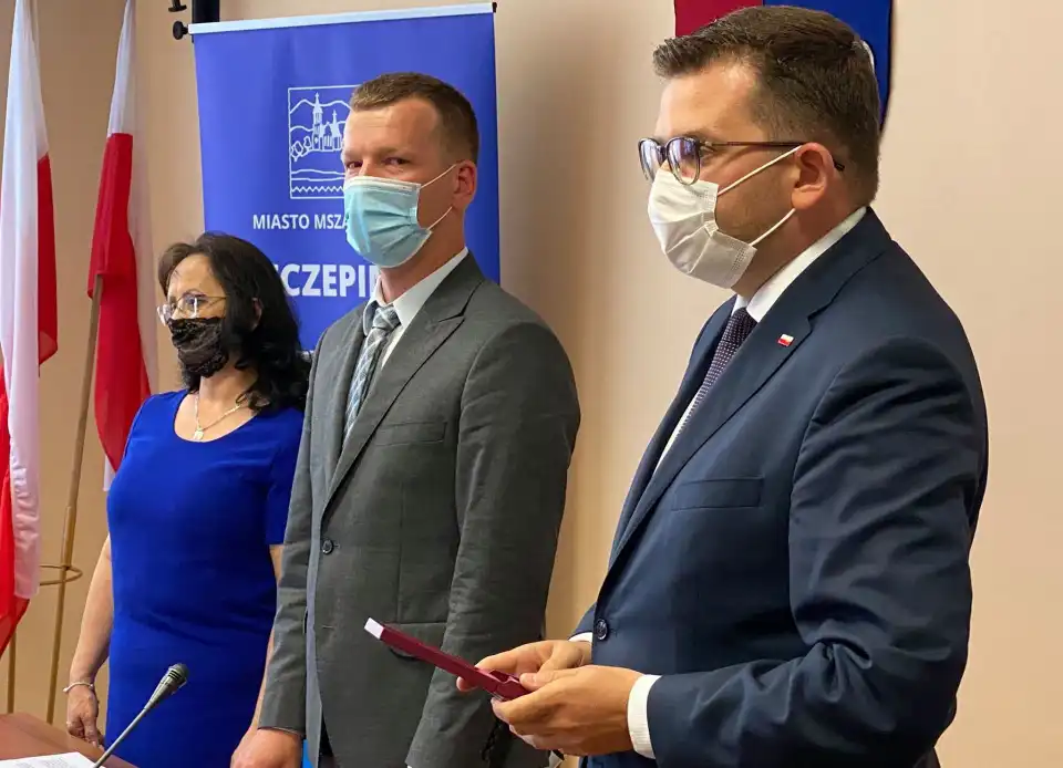 XXXVIII sesja Rady Miejskiej w Mszanie Dolnej. Wojewoda Małopolski wręczył odznaczenie państwowe przyznane przez Prezydenta RP