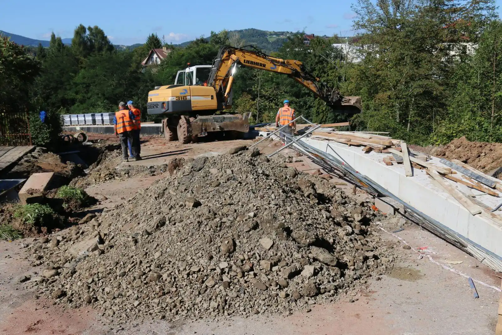 Limanowa: Trwają prace nad stabilizacją osuwiska przy ul. Paderewskiego