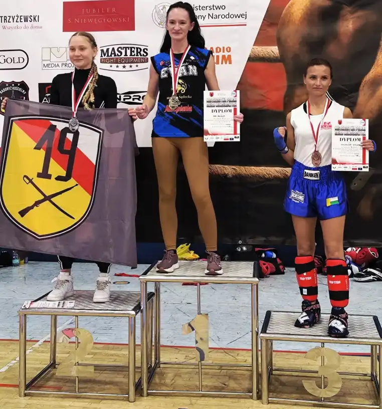 Policjantka z Limanowej po raz kolejny mistrzynią Polski w kickboxingu. Ewa Bulanda z potrójnym złotem!