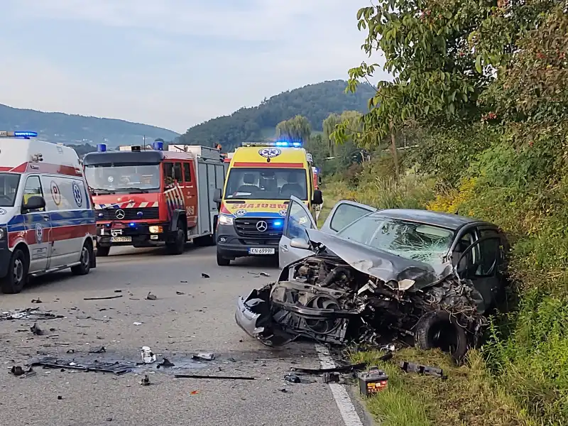 Wypadek w Tęgoborzy. Autokar zderzył się z osobówką. Dziecko trafiło do szpitala
