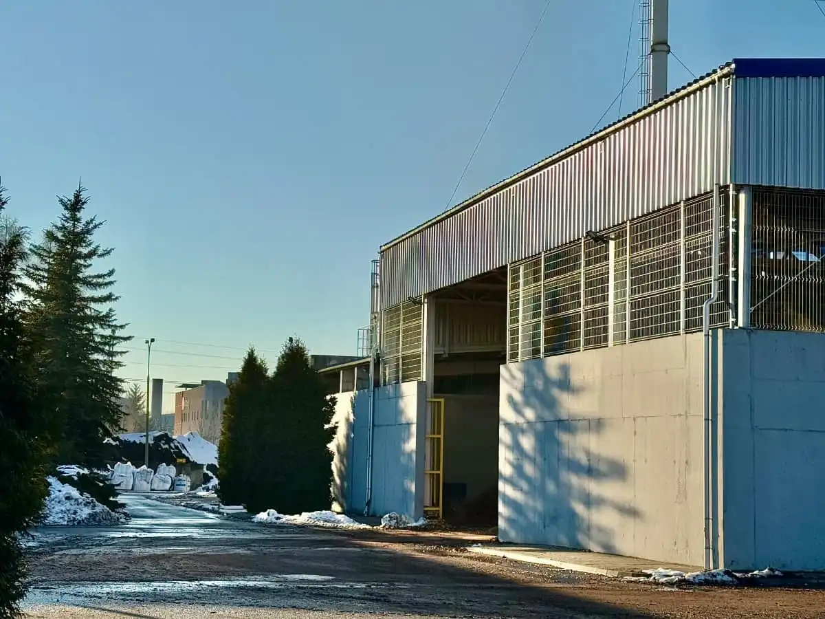 Nowe zadaszenie nad magazynem biomasy na terenie Kotłowni Millenium. Inwestycja w zieloną energię
