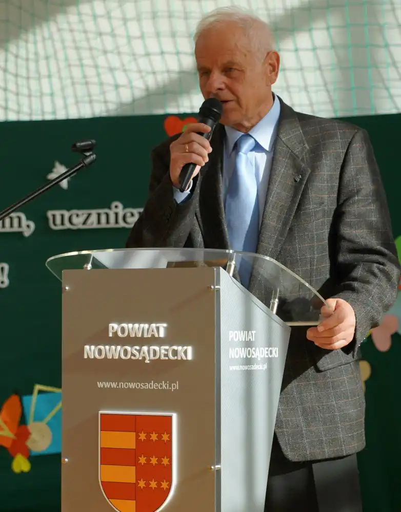 Ślubowanie pierwszoklasistów i otwarcie nowego boiska w nawojowskim ZSP