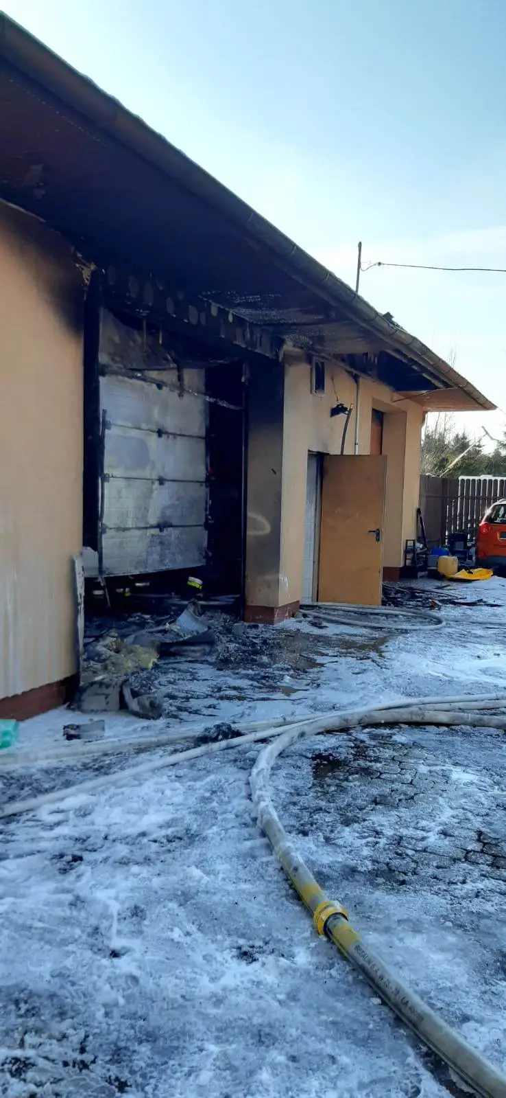 Nowy Sącz ul. Starowiejska: Pożar garażu w budynku mieszkalnym - jedna osoba poszkodowana