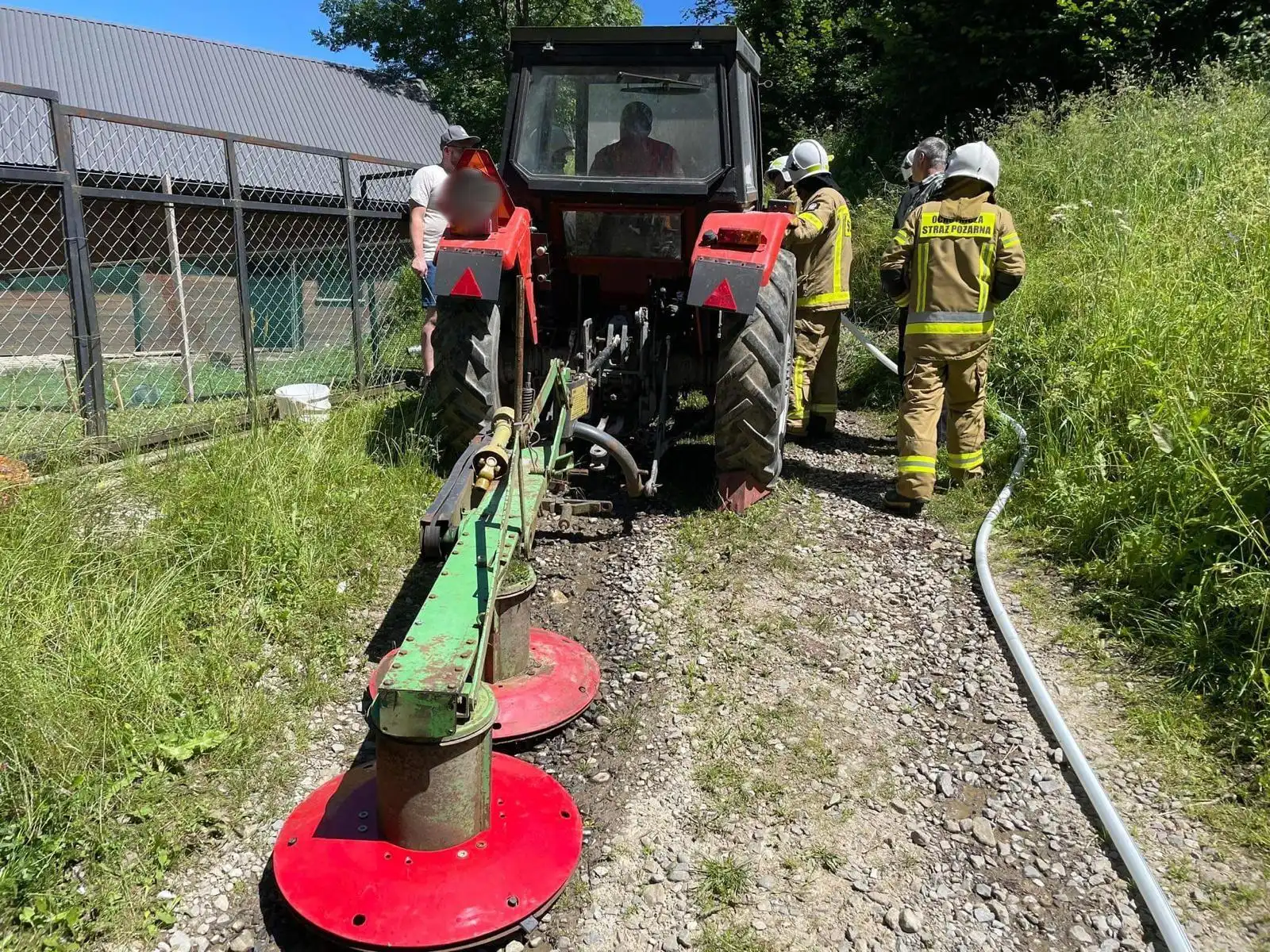 Pożar traktora w Zabrzeży. Ogień objął komorę silnika
