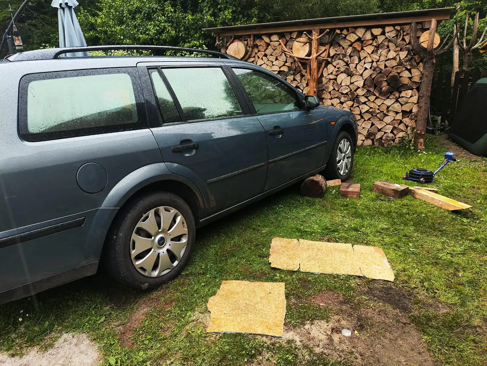 Wypadek w Szczawniku. Mężczyznę przygniótł samochód osobowy