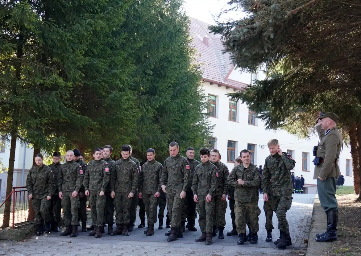 Uczniowie klas mundurowych z ZS w Marcinkowicach pobiegli „Tropem wilczym”