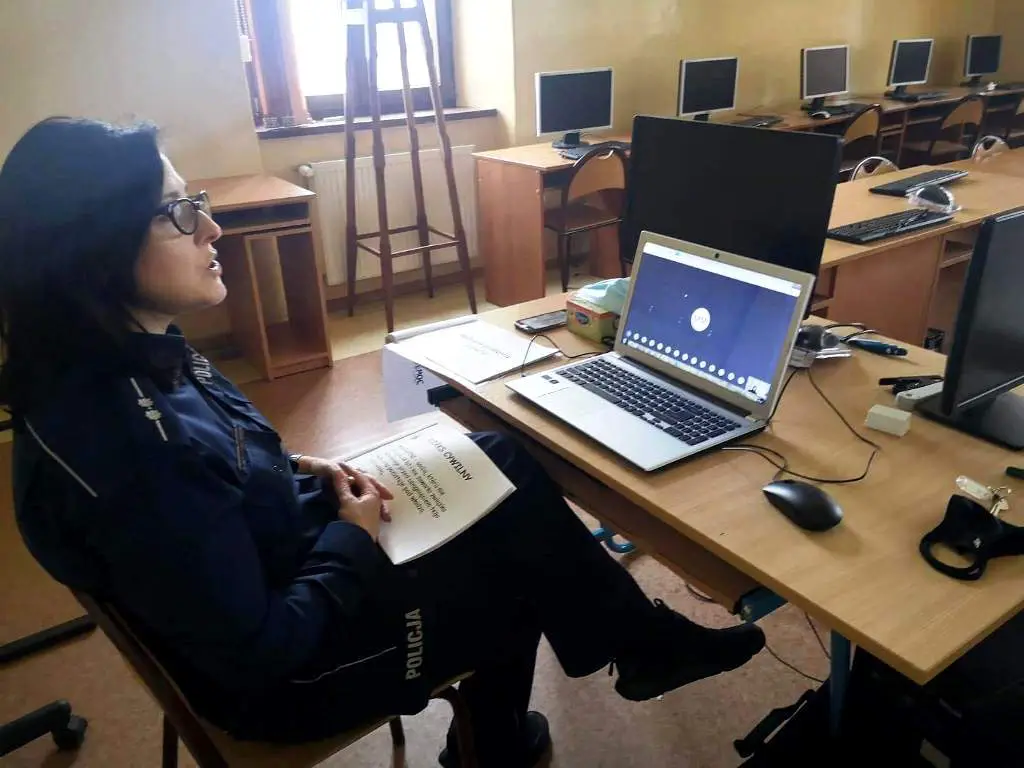 Sądeccy policjanci kontynuują spotkania z uczniami w formie on-line