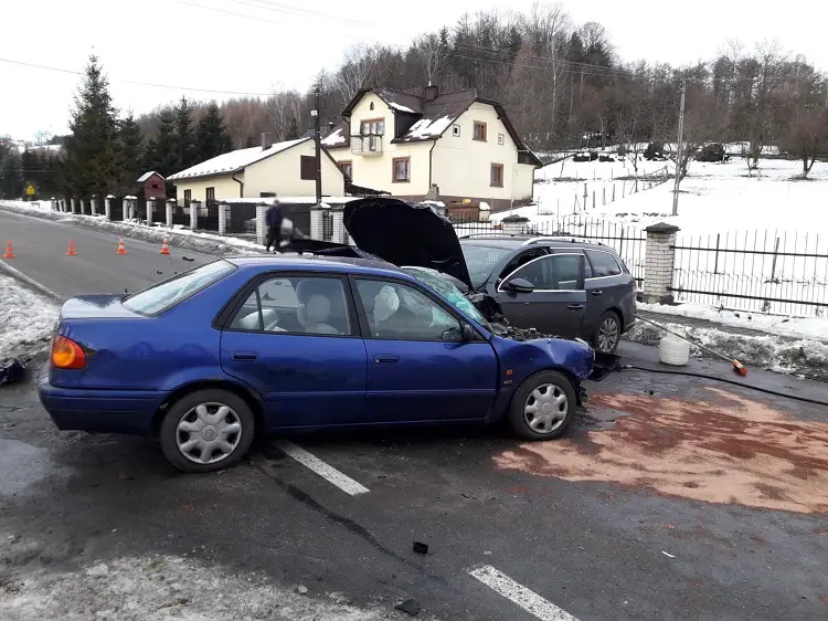 Wypadek w Nawojowej. Dwa auta rozbite, jedna osoba trafiła do szpitala