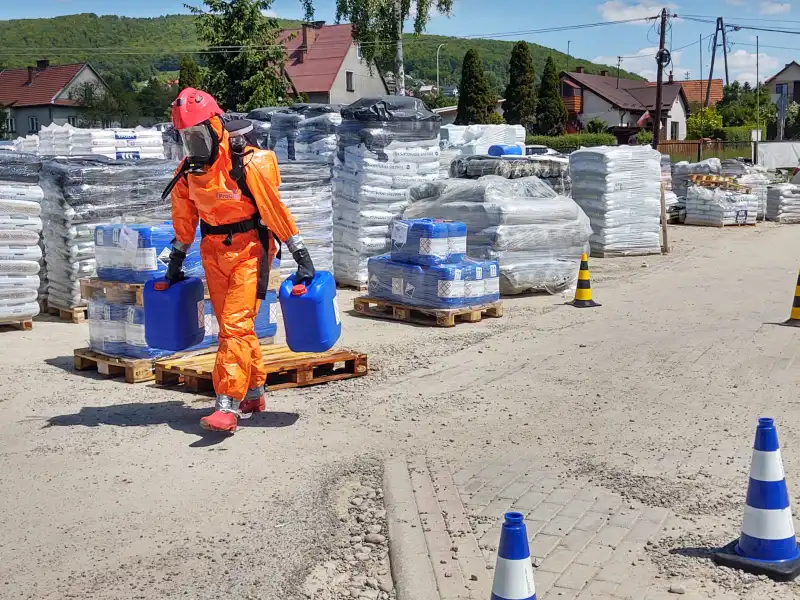 Dąbrowa: Na placu Hurtowni Ogrodniczej doszło do wycieku kwasu azotowego
