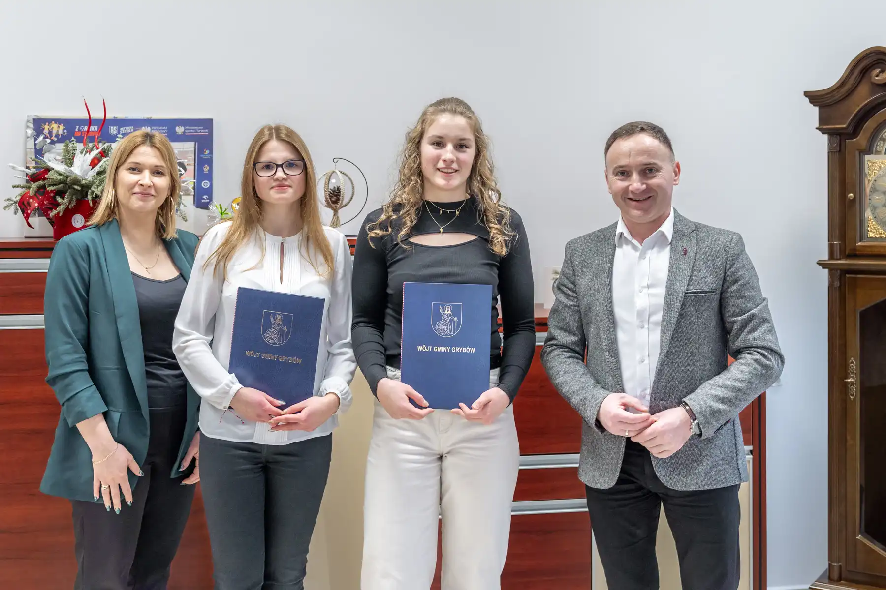 Stypendia dla najzdolniejszych. Wójt Gminy Grybów nagrodził najlepszych studentów