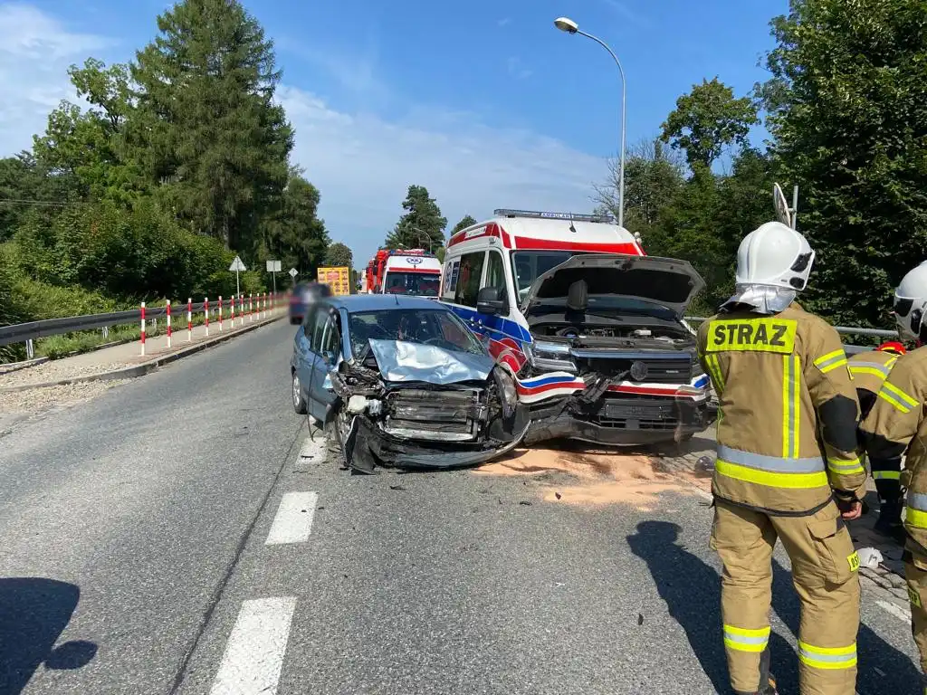 Wypadek we Frycowej. Zderzyły się dwie osobówki i karetka