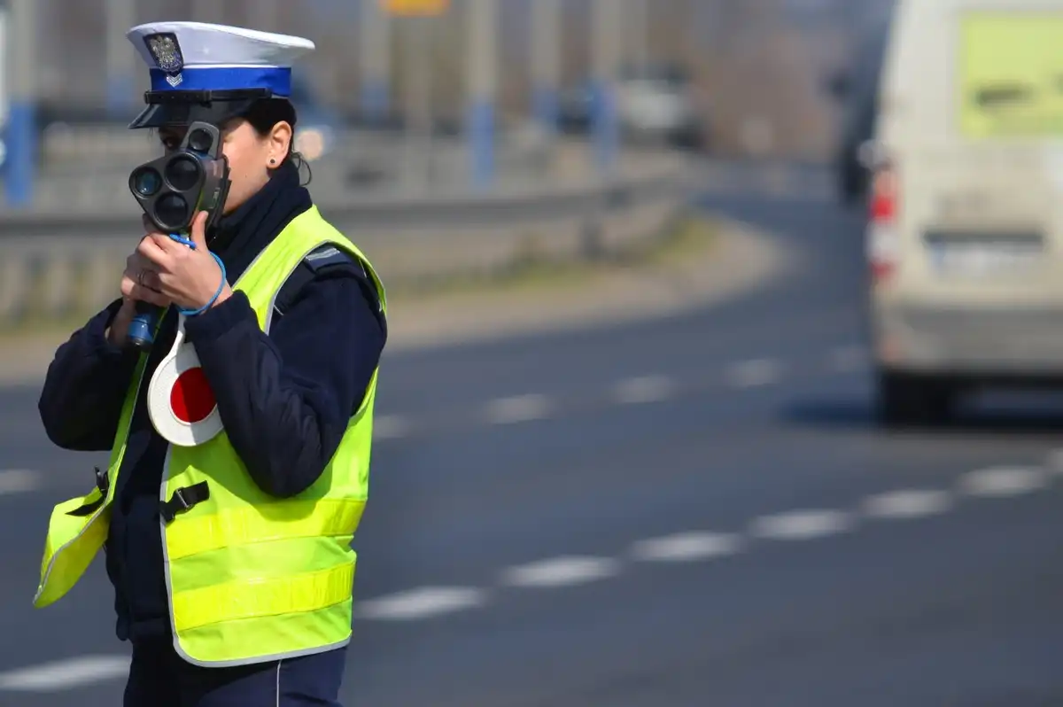 Zimowe porady drogowe policjantów z Wydziału Ruchu Drogowego KWP w Krakowie