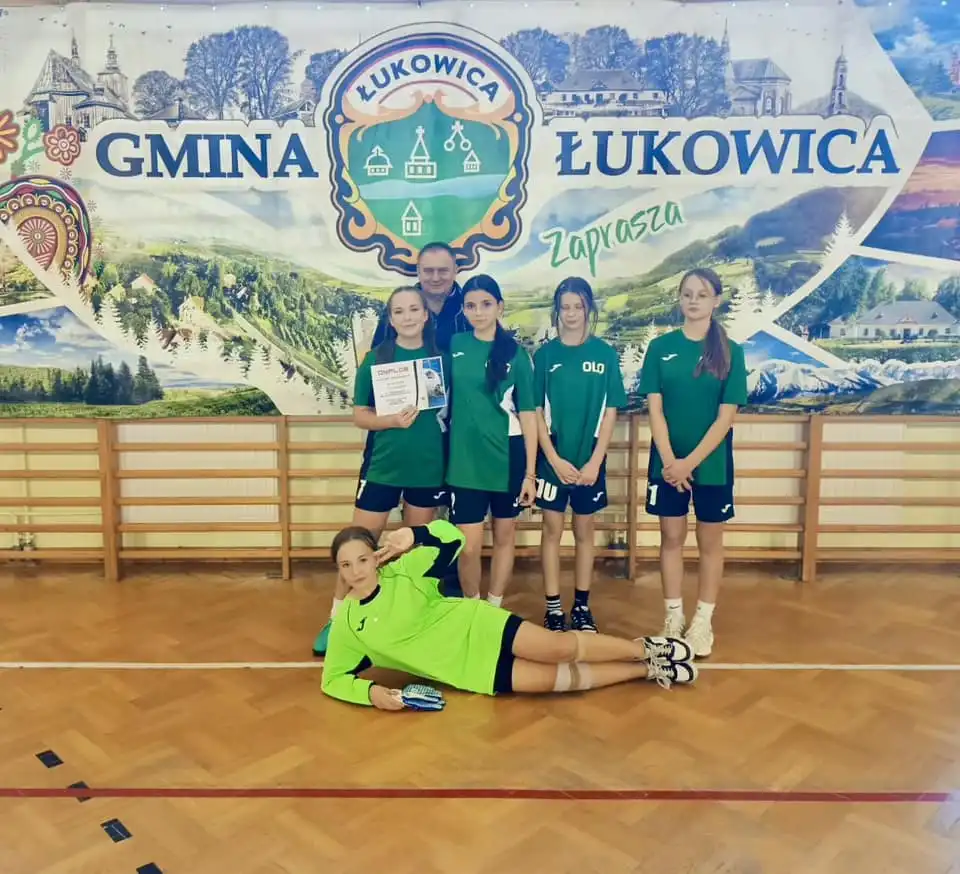 Igrzyska Młodzieży Szkolnej. Triumf Stronia w Halowej Piłce Nożnej Dziewcząt