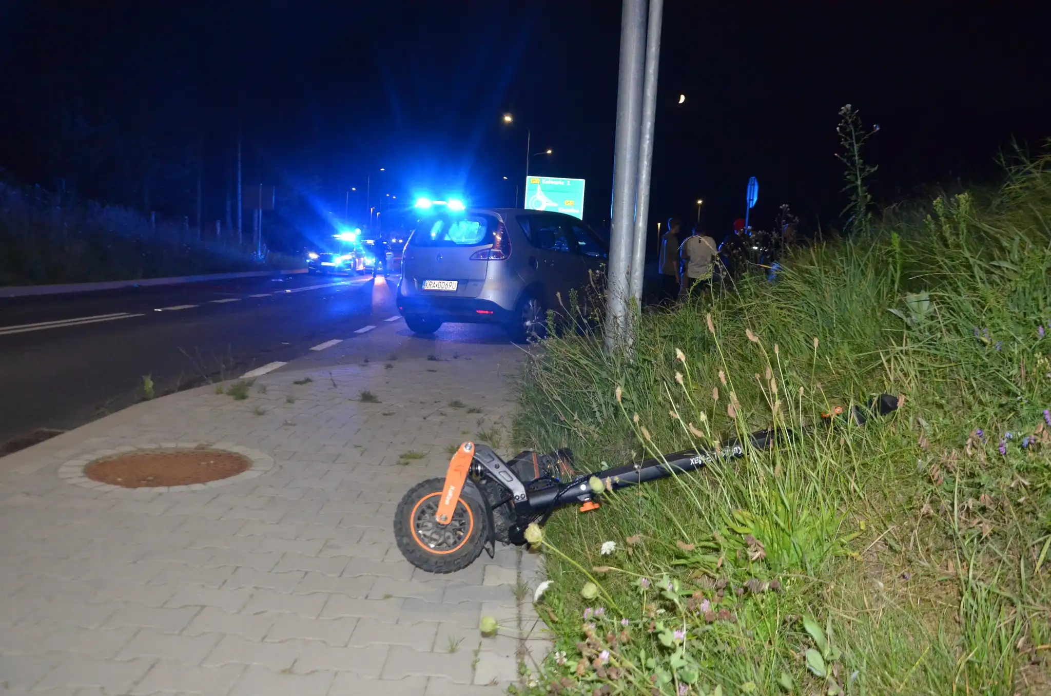 Poważny wypadek w Rzozowie. 17-latek na hulajnodze elektrycznej zderzył się z samochodem