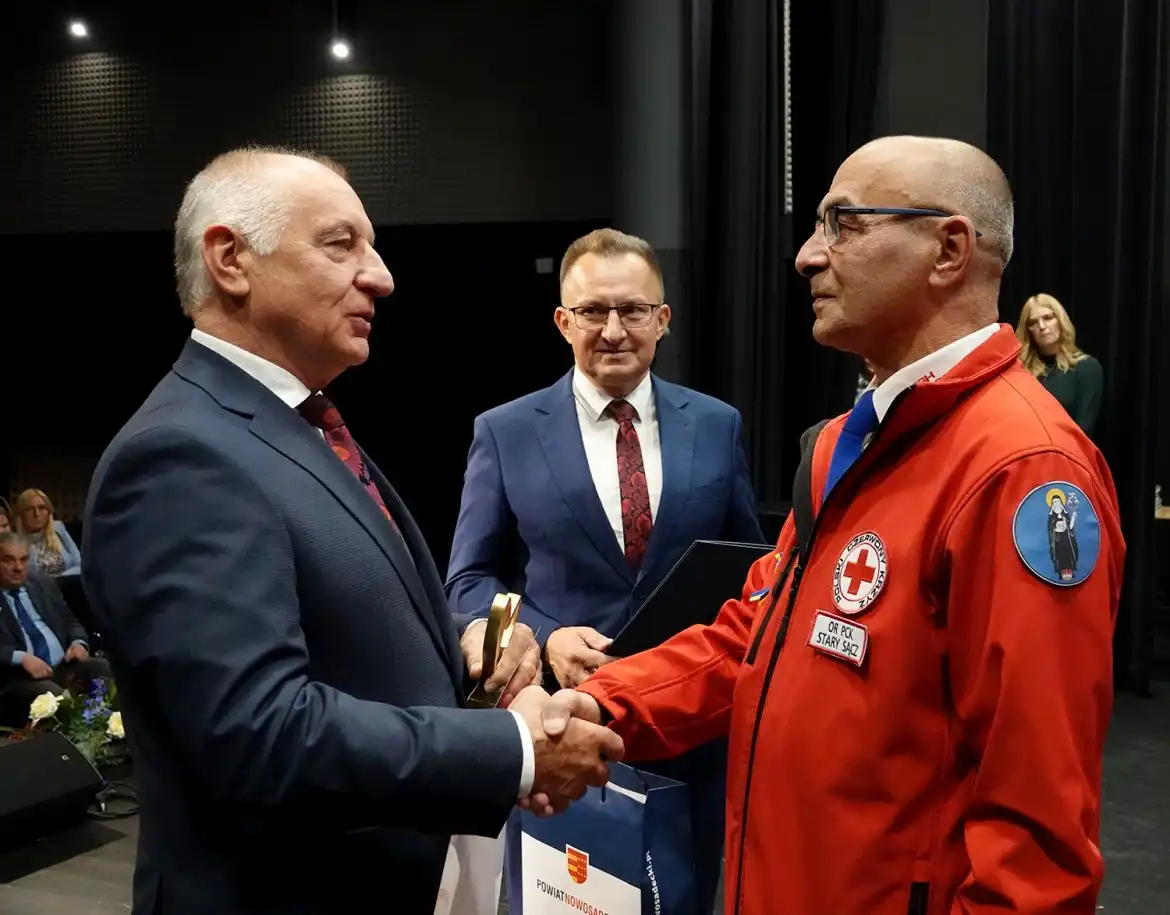 Gala „Sądeckie Oblicza Wolontariatu”. Starosta nagrodził wolontariuszy zaangażowanych w niesienie pomocy innym