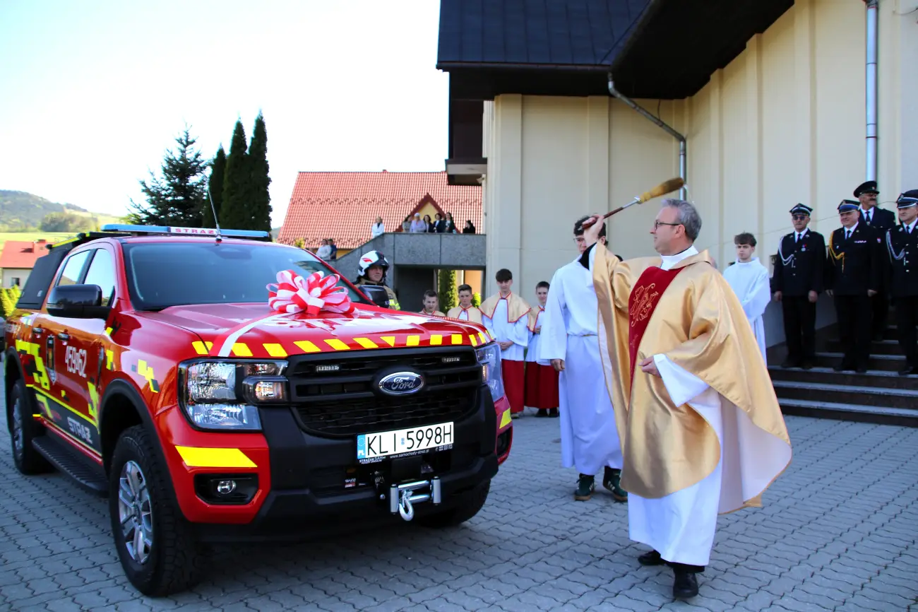 Ford Ranger zasilił OSP Słopnice Górne. Uroczyste przekazanie podczas święta strażaków