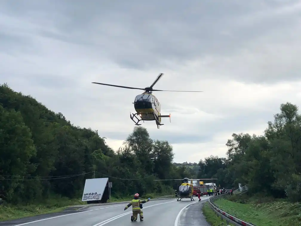 Tragiczny wypadek w Witowicach Górnych w relacji strażaków. W czołowym zderzeniu autobusu i osobówki zginęły dwie osoby