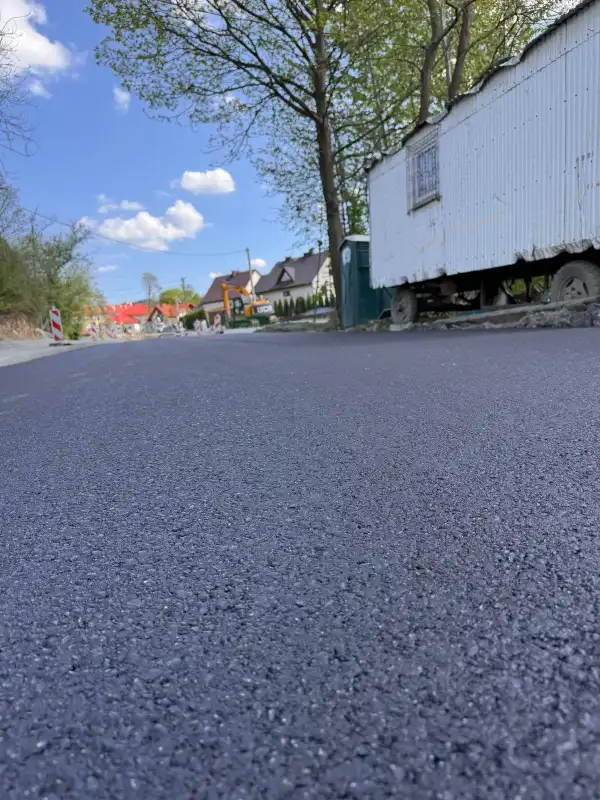 Droga powiatowa w centrum Koniuszowej przejezdna i z nową nawierzchnią