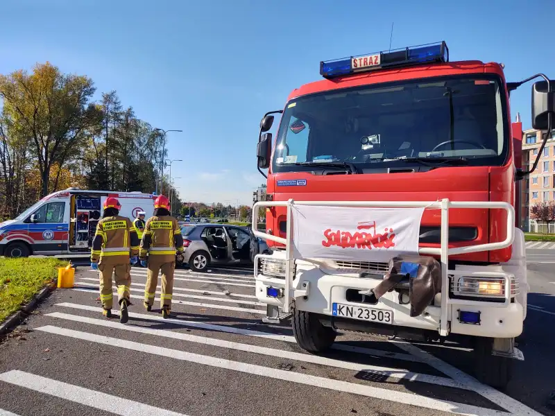 Na Al. Piłsudskiego zderzyły się dwa samochody osobowe. Trzy osoby poszkodowane