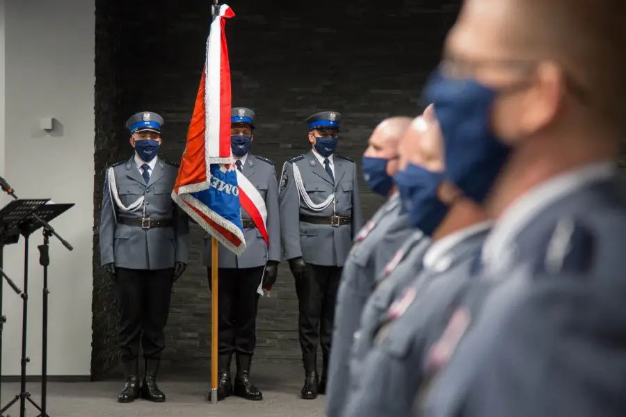 Policjanci i pracownicy z komend w Nowym Sączu wyróżnieni medalami i odznaczeniami