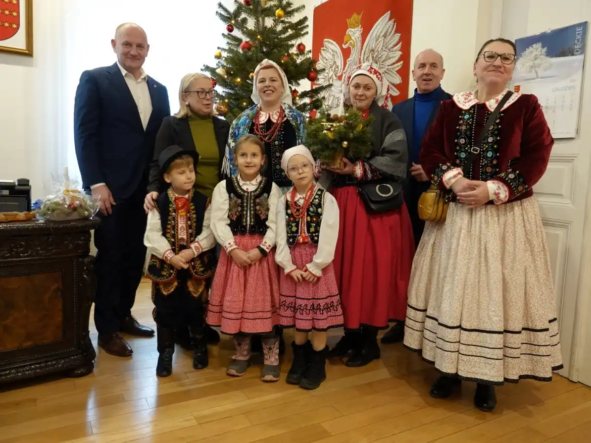 Śpiewem i tańcem w Nowym Roku. Zespół ‘Świniarsko’ z wizytą u starosty