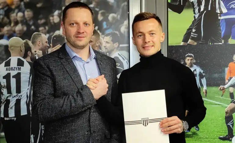 Nowy zawodnik dołącza do "Biało-Czarnych"