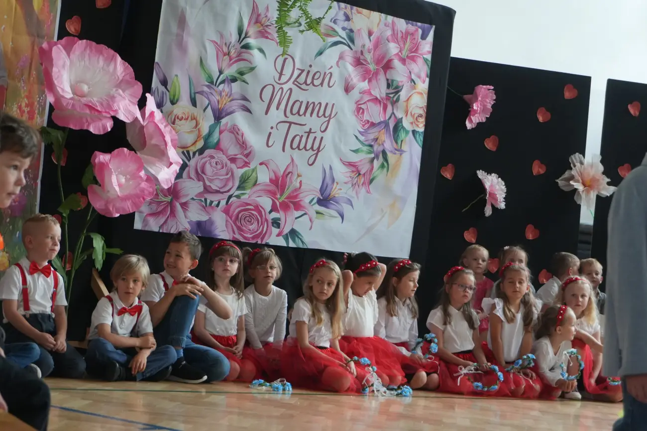 Dzień Mamy i Taty w Sękowej. Mali artyści zachwycili publiczność