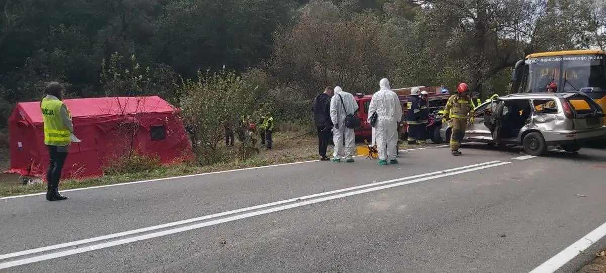 Symulacja wypadku drogowego z udziałem autobusu i samochodu osobowego - ćwiczenia dowódczo - sztabowe w Bednarce