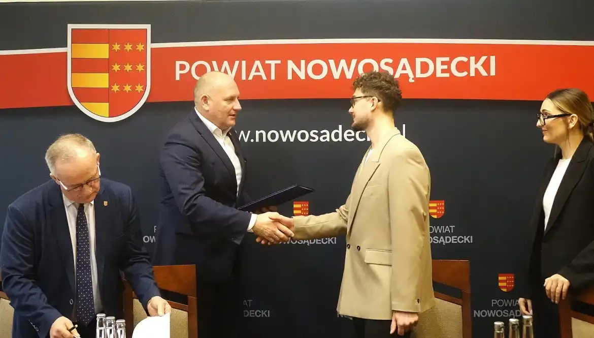 Nowa siedziba starostwa coraz bliżej. Podpisano kluczową umowę