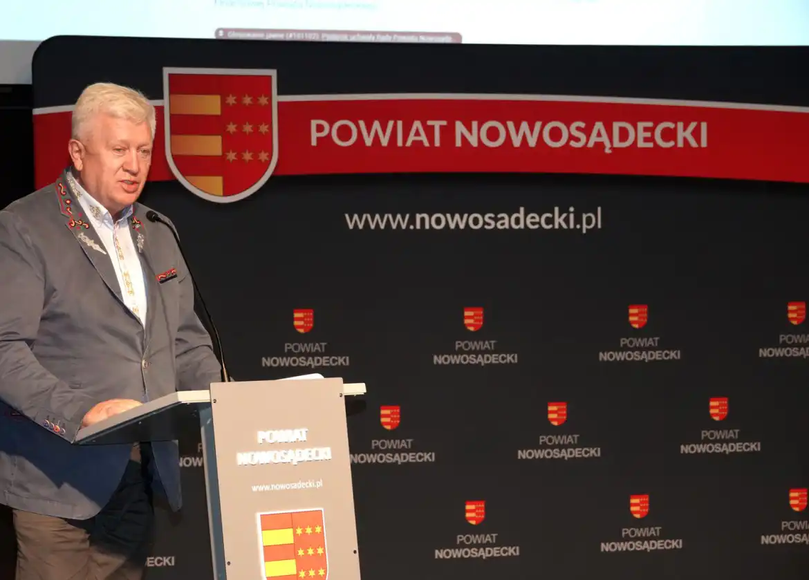 O inwestycjach i remontach zniszczonych wskutek powodzi dróg, na Sesji Rady Powiatu Nowosądeckiego