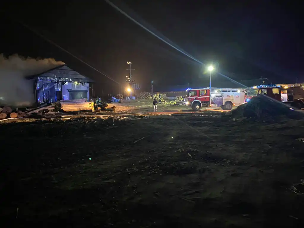 Pożar tartaku w Mszanie Dolnej. Budynek niemal doszczętnie spłonął