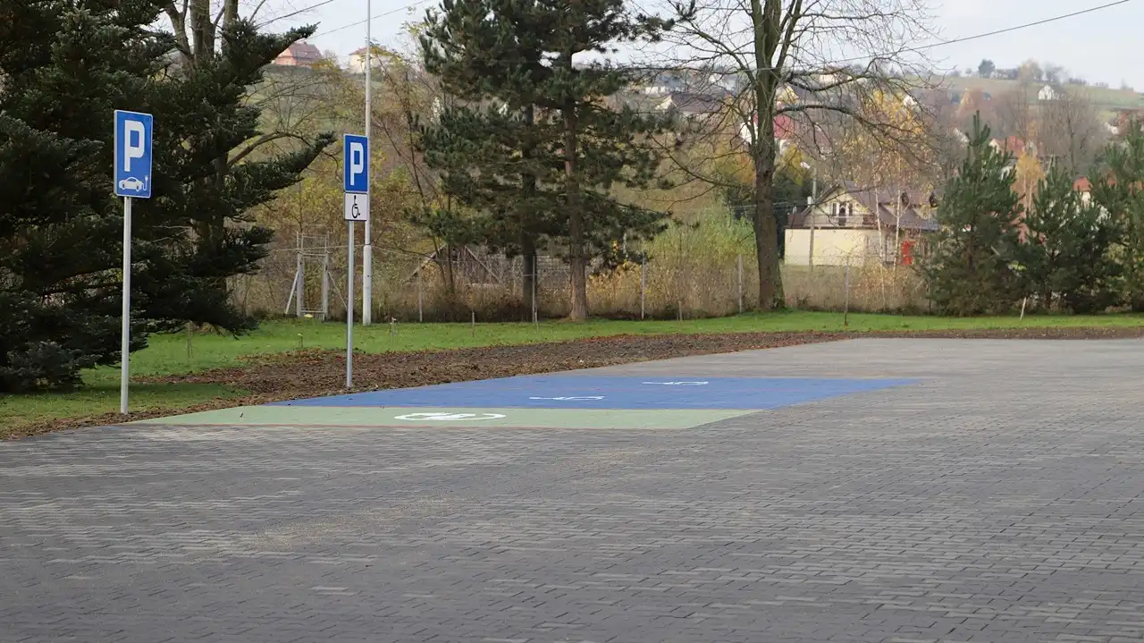 Parking przy szkole w Pisarzowej oddany do użytku mieszkańcom