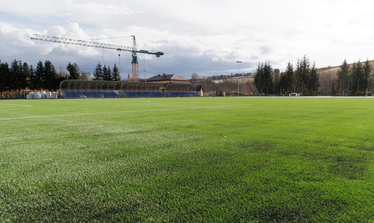 Nowe oblicze stadionu w Korzennej. Sztuczna trawa, oświetlenie i trybuny