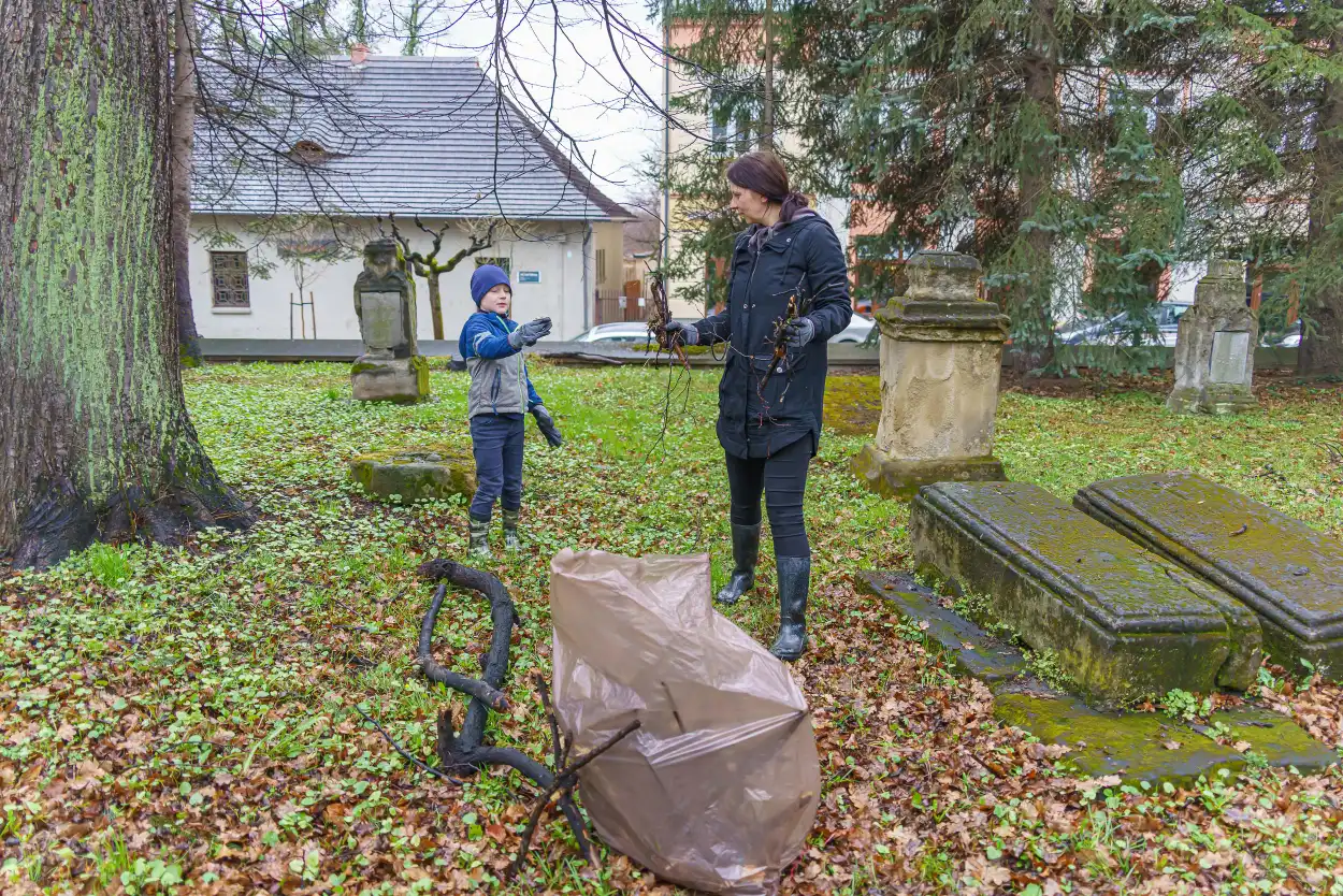 Wolontariusze po raz czwarty posprzątali Stary Cmentarz w Nowym Sączu