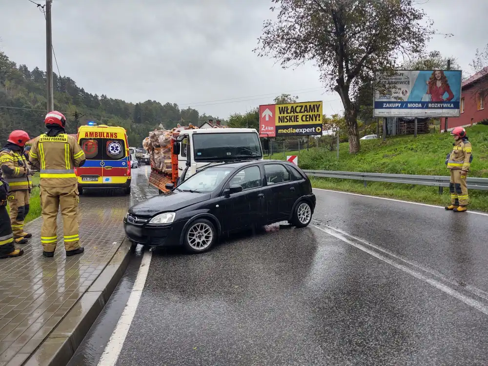Wypadek w Nowym Sączu. Samochód osobowy zderzył się z ciężarówką