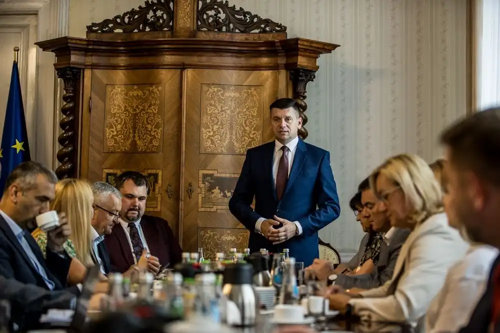 Małopolska inwestuje w transport: nowe drogi, linie kolejowe i ścieżki rowerowe