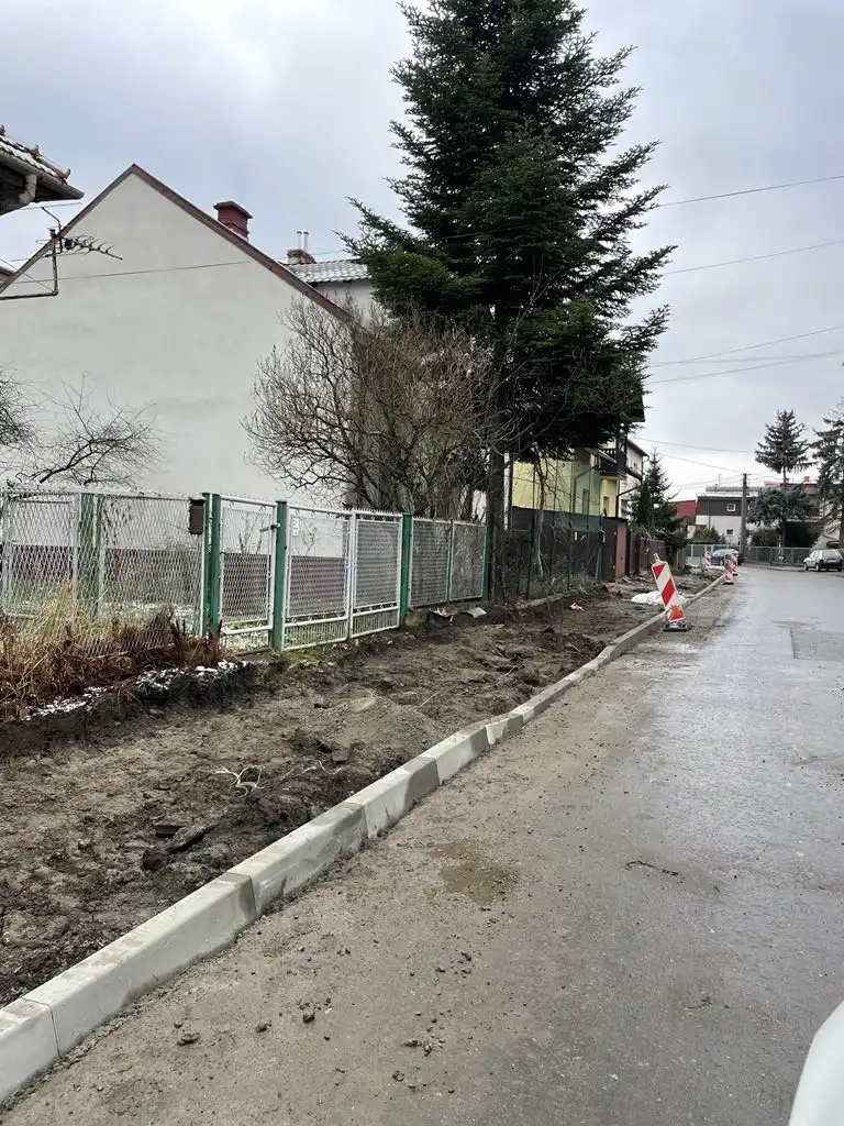 Przebudowa ul. Na Rurach. Nowy chodnik i energooszczędne oświetlenie