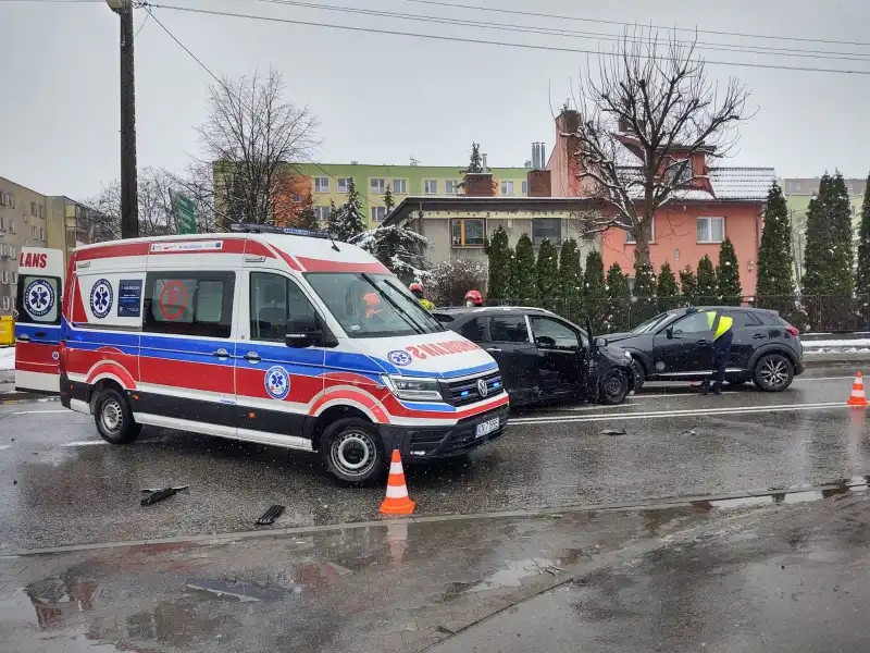 Nowy Sącz: Kraksa na ul. Lwowskiej. Jedna osoba trafiła do szpitala