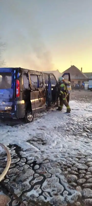 Płonący pojazd na rynku w Starym Sączu. Straż pożarna w akcji