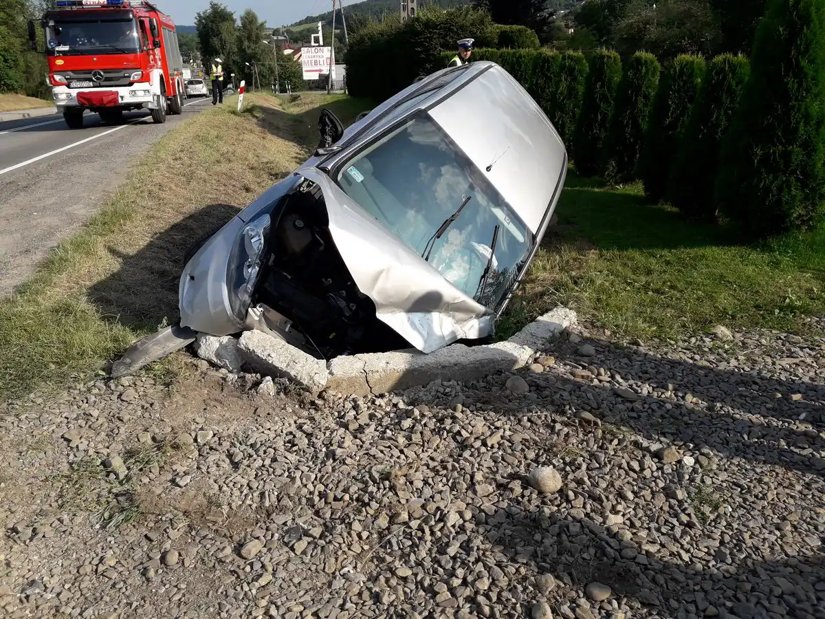 Wypadek w Łabowej: Osobówka uderzyła w betonowy przepust