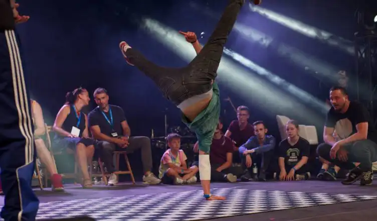 Bitwa breakdance w amfiteatrze Parku Strzeleckiego. O wygraną walczyły cztery grupy
