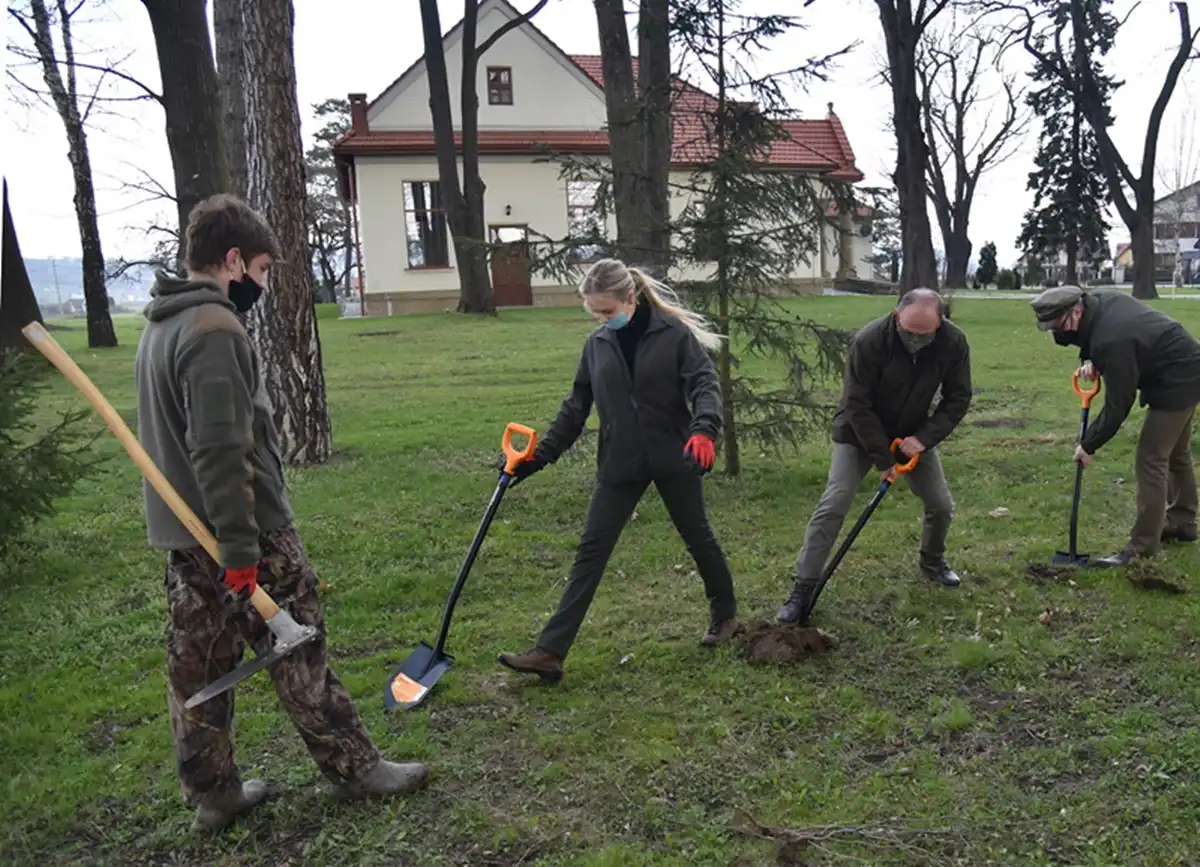 Dzień Ziemi: Na terenie Zakładu Uzdatniania Wody w Świniarsku posadzono 350 sadzonek drzew