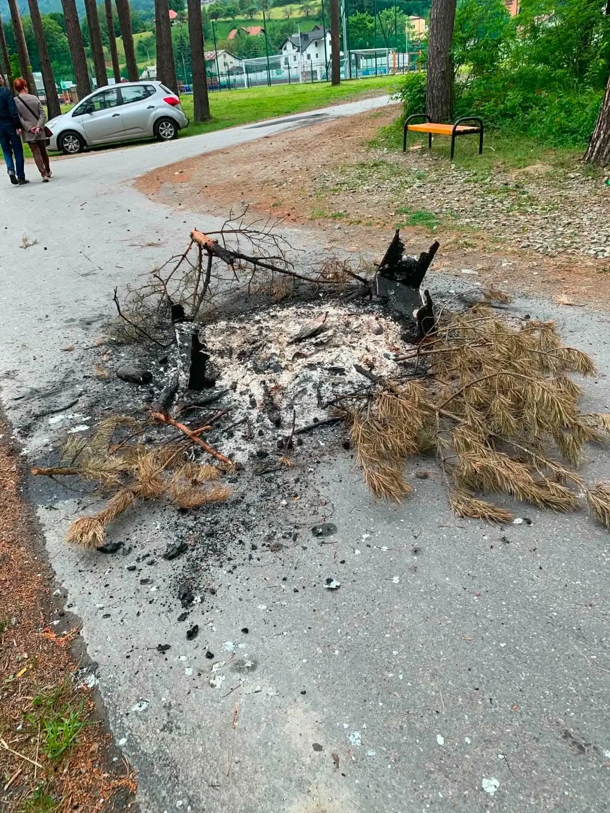 Skandal na promenadzie w Rytrze. Ognisko rozpalili wprost na asfalcie